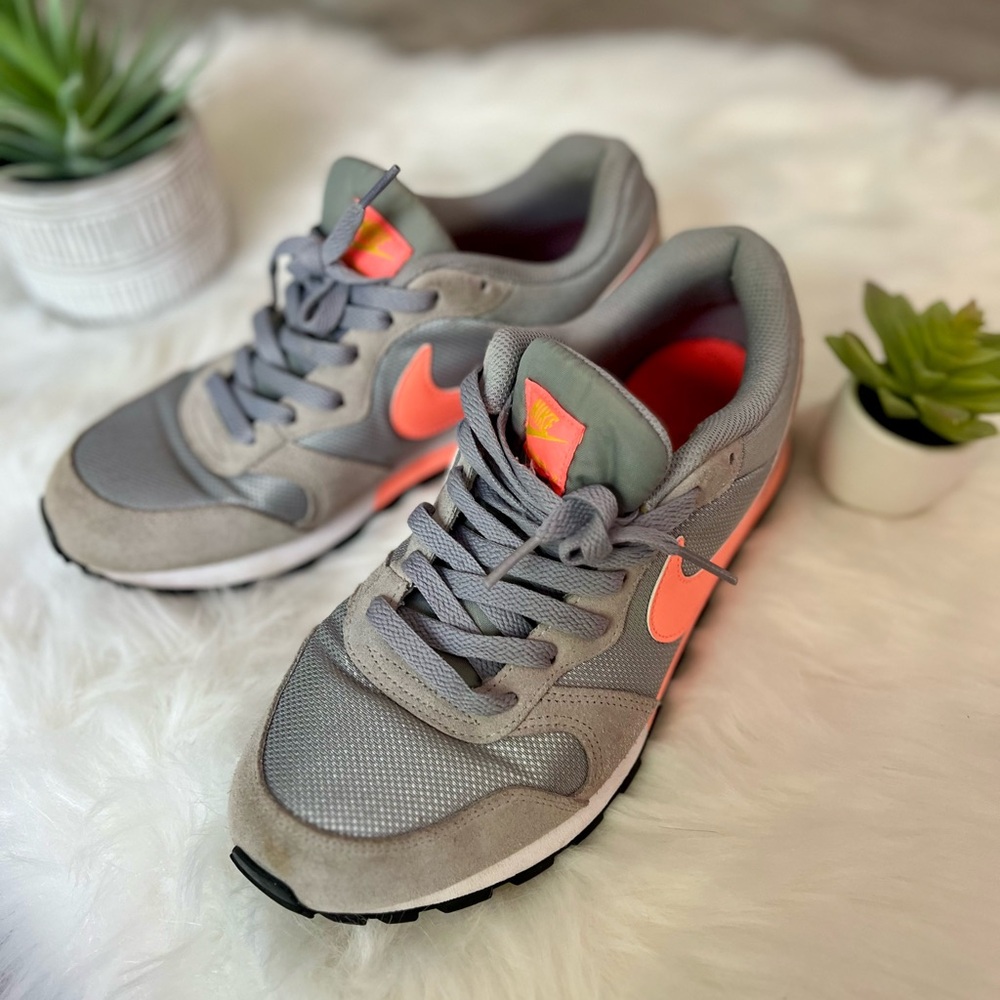NIKE | Internationalists Gray Retro Pink & Gray Sneakers